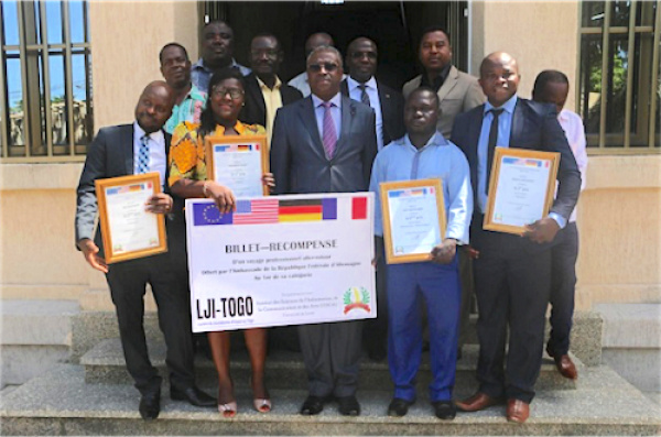 Les lauréats du service public reçus par le Ministre de la Communication, de la culture, des sports et de la formation civique, Guy Madjé Lorenzo.