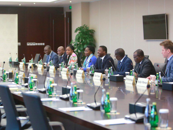 Faure Gnassingbé préside une table ronde d’entreprises chinoises et togolaises en prélude au Business Forum Togo-Chine