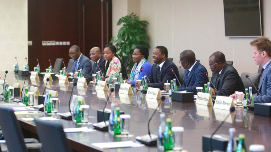 Faure Gnassingbé préside une table ronde d’entreprises chinoises et togolaises en prélude au Business Forum Togo-Chine