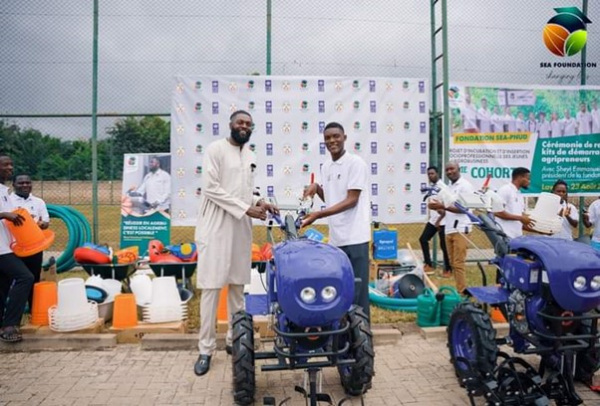 Togo : la fondation Sheyi Emmanuel Adebayor et le PNUD équipent des jeunes entrepreneurs agricoles