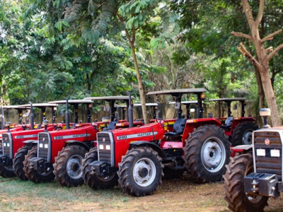 mecanisation-de-l-agriculture-bkg-distribution-equipe-les-agriculteurs-en-tracteurs