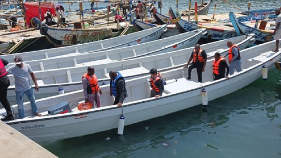 la-jica-renforce-la-flotte-du-port-de-peche-de-lome-avec-de-nouveaux-bateaux