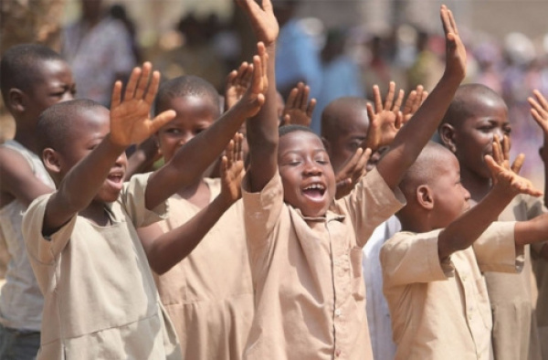 Togo : prises de vue dans les établissements scolaires, Kokoroko serre la vis