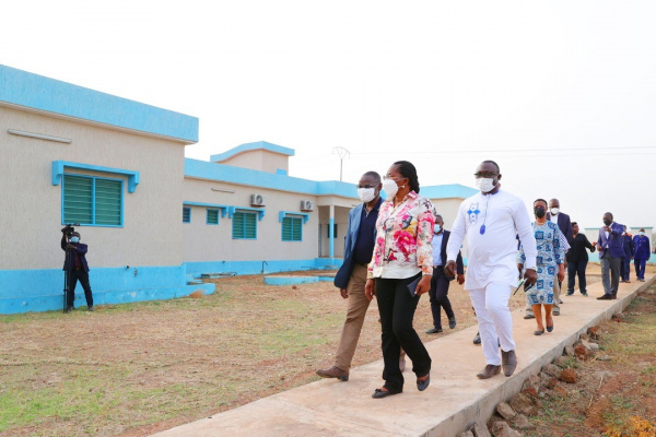 Togo : Victoire Tomégah-Dogbé en visite sur le chantier de l&#039;hôpital de Gando