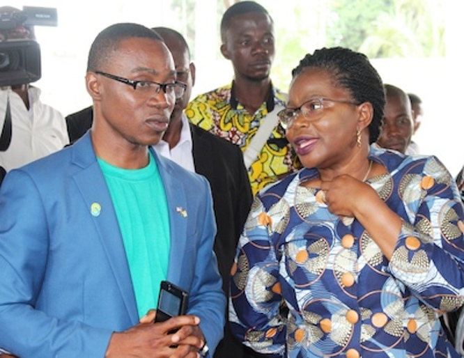 Photo : Bemah Gado en conversation avec la ministre Victoire Dogbe. 