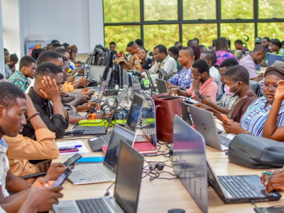 togo-l-incubateur-cube-et-l-oif-pour-former-300-jeunes-au-digital-et-a-l-entrepreneuriat