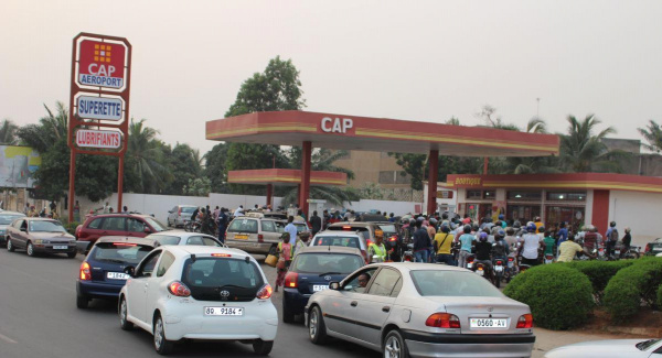 Au Togo, une flambée des prix de l’essence frelatée précipite une pénurie temporaire