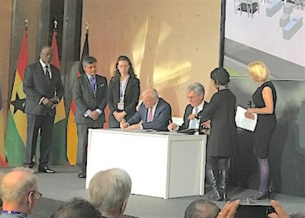 Cérémonie de signature entre Eranove, Siemens et TSK lors du G20 Investment Summit, le 30 octobre à Berlin. 