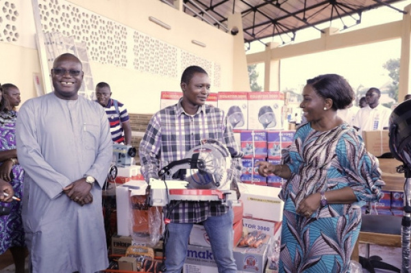 Togo : don d&#039;équipements à plus de 400 jeunes artisans du Volontariat d&#039;Engagement Citoyen