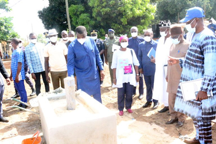 Un poste-frontière en construction entre le Togo et le Bénin