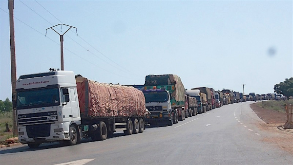 L’Office Togolais des Recettes encourage les transporteurs routiers à payer leurs impôts via le mobile